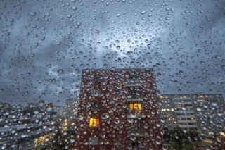 Les fortes chaleurs de la journée de mercredi pourraient engendrer de violents orages le long du versant nord des Alpes, prévient MétéoSuisse (Photo d'illustration). KEYSTONE/MARTIAL TREZZINI